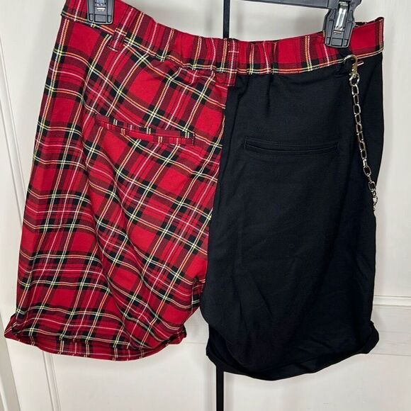Hot Topic Black & Red Plaid Split Bermuda Shorts With Detachable Chain Size Medi - Picture 5 of 6
